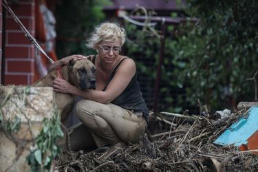 Une femme et son chien sur l&#039;île d&#039;Eubée après des inondations le 9 août 2020