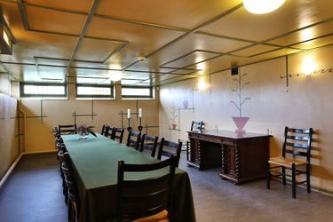 La salle à manger reconstituée de la maison d'enfance de la future reine Sonja de Norvège, au musée Maihaugen à Lillehammer, le 25 septembre 2020