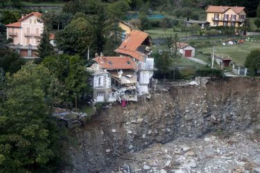 A Saint-Martin-Vésubie (Alpes Maritimes), trente-huit maisons ont été emportées par les eaux. Et plus d’une trentaine sont au bord du précipice. Deux personnes ont perdu la vie dans les crues.