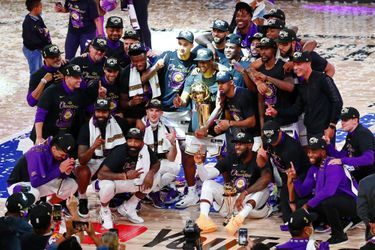 Menés par un exceptionnel LeBron James, les Los Angeles Lakers ont remporté dimanche le titre NBA en dominant une quatrième fois en six rencontres le Miami Heat (106-93).