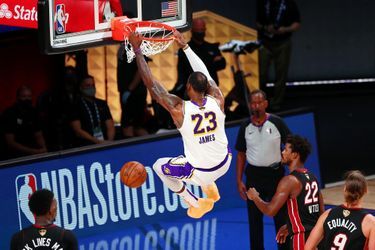 Menés par un exceptionnel LeBron James, les Los Angeles Lakers ont remporté dimanche le titre NBA en dominant une quatrième fois en six rencontres le Miami Heat (106-93).