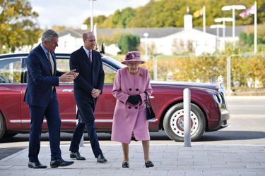 La reine Elizabeth II avec son petit-fils le prince William, en visite à Porton Down le 15 octobre 2020