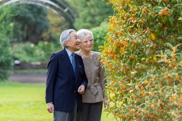 L’ex-impératrice du Japon Michiko avec l’ex-empereur Akihito, le 5 octobre 2020 dans leur jardin à Tokyo. Photo diffusée le 20 octobre 2020 pour son 86e anniversaire 