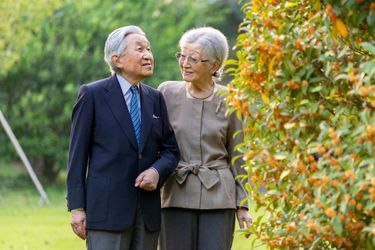 L’ex-impératrice Michiko, avec l’ex-empereur Akihito de Japon, le 5 octobre 2020 dans leur jardin à Tokyo. Photo diffusée le 20 octobre 2020 pour son 86e anniversaire 