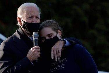 Joe Biden et sa petite-fille Maisy à Bloomfield Hills, dans le Michigan, le 31 octobre 2020.