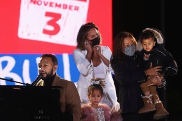John Legend chante à un meeting de Kamala Harris à Philadelphie, en Pennsylvanie, le 2 novembre 2020.