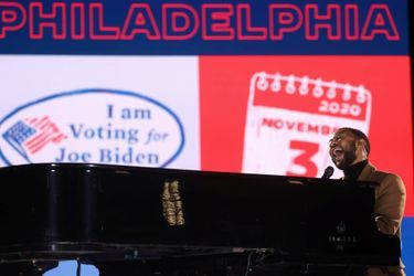 John Legend chante à un meeting de Kamala Harris à Philadelphie, en Pennsylvanie, le 2 novembre 2020.
