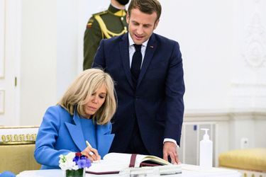 Emmanuel et Brigitte Macron, au palais présidentiel de Vilnius, lundi. 