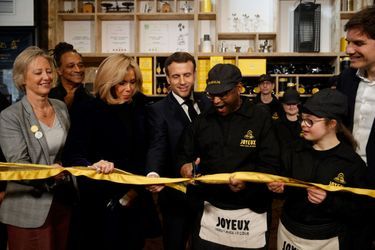 Inauguration du Café Joyeux sur les Champs Elysées en présence d'Emmanuel et Brigitte Macron et Sophie Cluzel. 