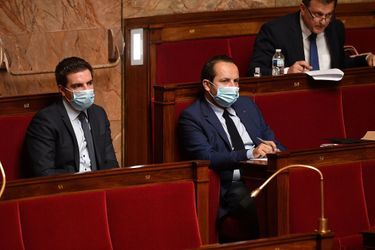 Ludovic Pajot et Sebastien Chenu, du Rassemblement national, également masqués dans l&#039;hémicycle le 28 avril. 