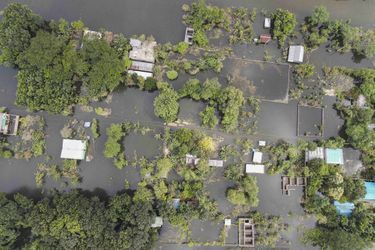Un village inondé dans un village de Dacca au Bangladesh le 8 août 2020