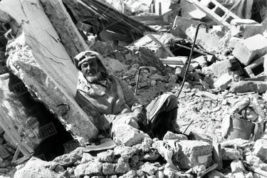 « Agadir est vraiment morte. Les bulldozers vont achever de la raser. Devant son horizon de ruines, un vieillard est assis. Il a échappé au désastre, il est indemne. Pourtant, il reste assis sur les ruines de sa maison. Un marin l&#039;a appelé « Monsieur Mektoub » (mektoub veut dire : « C&#039;était écrit. »). Il est la parfaite illustration du fatalisme arabe. Mais il faudra, malgré sa résistance, que les sauveteurs l&#039;emmènent au centre d&#039;hébergement. » - Paris Match n°570, 12 mars 1960