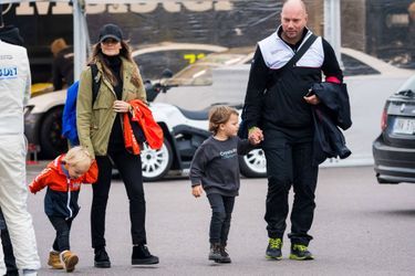 La princesse Sofia de Suède avec ses fils les princes Alexander et Gabriel sur le circuit de Mantorp, le 3 octobre 2020