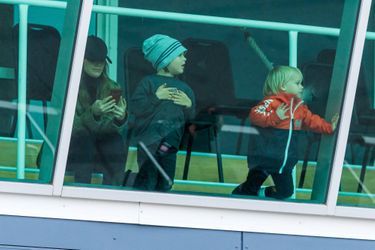 La princesse Sofia de Suède avec ses fils les princes Alexander et Gabriel sur le circuit de Mantorp, le 3 octobre 2020