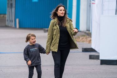 La princesse Sofia de Suède et son fils aîné le prince Alexander sur le circuit de Mantorp, le 3 octobre 2020