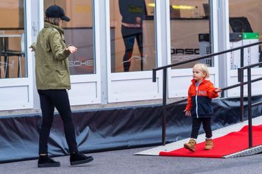 La princesse Sofia de Suède et son fils cadet le prince Gabriel sur le circuit de Mantorp, le 3 octobre 2020