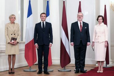 Emmanuel et Brigitte Macron accueillis à Riga, par le président Egils Levits et son épouse Andra Levite.