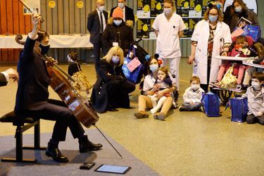 Le violoncelliste Gautier Capuçon, auquel l'épouse du chef de l'Etat a demandé de participer au lancement de l’opération Pièces jaunes, a donné par roulement des mini-concerts aux jeunes malades. 
