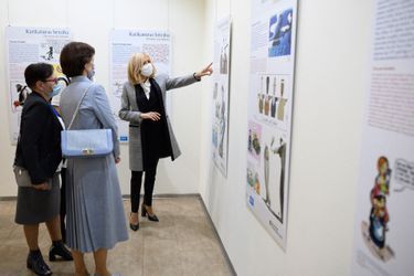 Brigitte Macron et Andra Levite visitent à Riga l’exposition «Dessins en liberté», sur la liberté d’expression à travers 50 dessins de presse du monde entier.