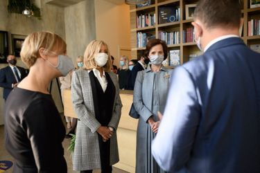 Brigitte Macron et Andra Levite visitent à Riga l’exposition «Dessins en liberté», sur la liberté d’expression à travers 50 dessins de presse du monde entier.