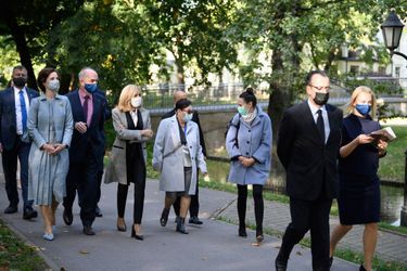 Promenade dans Riga pour Brigitte Macron et Andra Levite. 