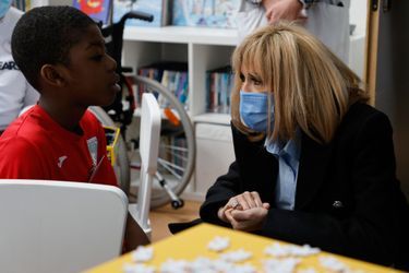 Brigitte Macron a visité l’hôpital pédiatrique de Bullion, dans les Yvelines, dans le cadre de l'Opération Pièces Jaunes. 