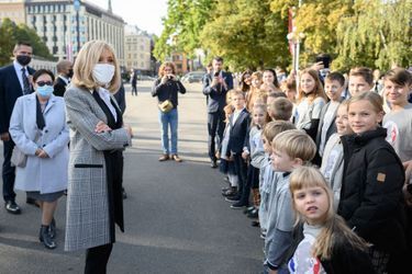 Brigitte Macron lors de la cérémonie de dépôt de gerbe au Monument de la liberté. 