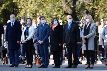 Brigitte Macron lors de la cérémonie de dépôt de gerbe au Monument de la liberté. A sa droite, les ministres Jean-Yves Le Drian et Florence Parly. 