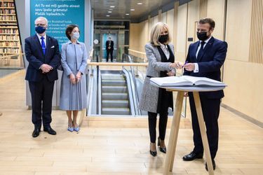 En compagnie d'Egils Levits et d'Andra Levite, Emmanuel et Brigitte Macron visitent la bibliothèque de Riga.