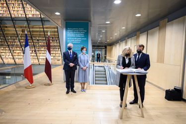 En compagnie d'Egils Levits et d'Andra Levite, Emmanuel et Brigitte Macron visitent la bibliothèque de Riga.