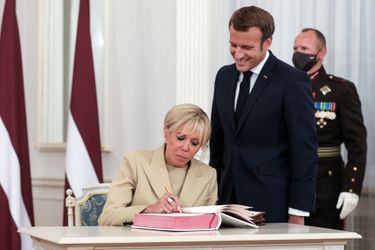 Emmanuel et Brigitte Macron à Riga, mardi.