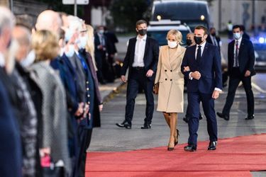 Emmanuel Macron et son épouse Brigitte Macron arrivent, mardi, à la cérémonie d'accueil au château de Riga, résidence officielle du président de la République lettone. 