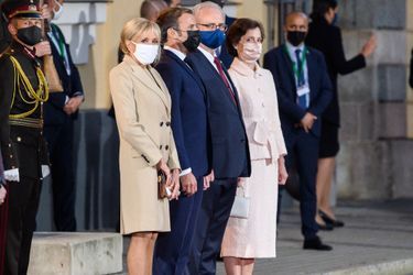 Emmanuel et Brigitte Macron accueillis mardi par le président Egils Levits et son épouse Andra Levite.