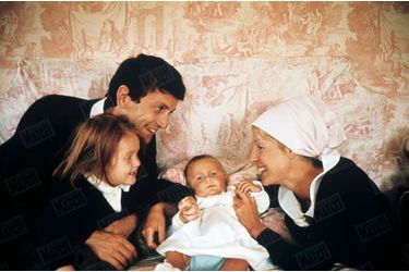 Catherine et Claude Rich avec la grande Delphine et la petite Natalie, dans leur maison d&#039;Orgeval, en octobre 1964.