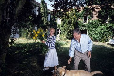Catherine et Claude Rich dans leur maison d&#039;Orgeval, en août 1993.