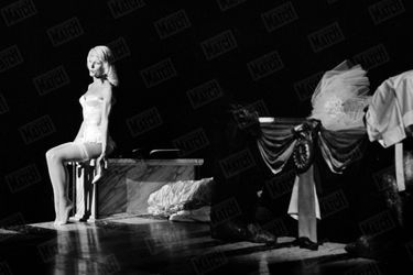 Catherine Rich sur la scène du Théâtre de Paris dans la pièce &quot;Honni soit qui mal y pense&quot;, en mai 1971.