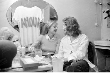 Catherine et Claude Rich dans les coulisses du Théâtre de Paris, pour la pièce &quot;Honni soit qui mal y pense&quot;, en mai 1971.
