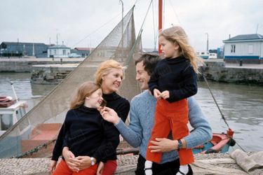 Catherine et Claude Rich avec leurs filles Delphine et Natalie, à Honfleur, en mai 1968.