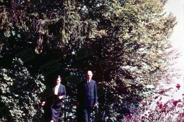 « Pour Mme de Gaulle, la promenade de son mari est une inspection. Elle s’attache particulièrement au soin des arbres. » - Paris Match n°288, 2 octobre 1954