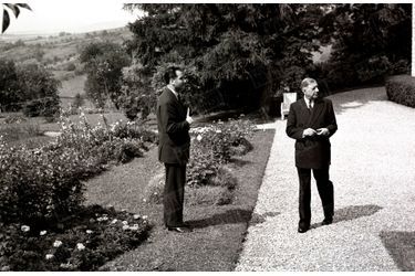 Le général de Gaulle en compagnie de Jean Farran, reporter de Paris Match, à la Boisserie, sa propriété de Colombey les-Deux-Eglises, en octobre 1954.  