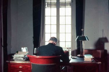« Chaque matin, depuis deux ans, à cette table, il écrit ses mémoires. Devant lui, la photo de son petit-fils Charles. Au fond, les horizons sauvages de la vallée de l’Aube. » - Paris Match n°288, 2 octobre 1954