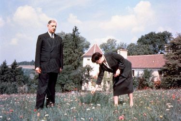 « Un pré s’étend devant la maison, couvert de fleurs sauvages. Mme de Gaulle y cueille chaque jour un bouquet. » - Paris Match n°288, 2 octobre 1954