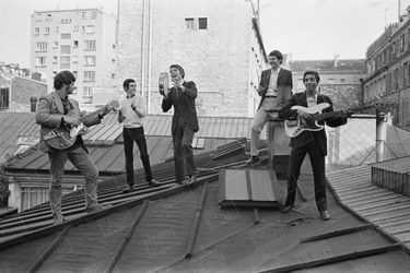 La formation Jacques Dutronc, en septembre 1966. De g à dr : Jean-Pierre Alarcen à la guitare, Alain Le Govic (futur Alain Chamfort), Jacques Dutronc au tambourin, Michel Pelay à la batterie et Hadi Kalafate à la basse.