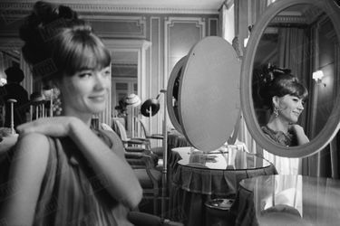 Françoise Hardy, invitée par Paris Match à poser pour la couverture du magazine, change de style chez Dior, en mars 1963.