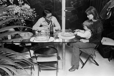 Françoise Hardy et Jacques Dutronc avec leur fils Thomas (2 ans et demi) dans la salle à manger de leur maison du XIVème arrondissement de Paris, en janvier 1976.
