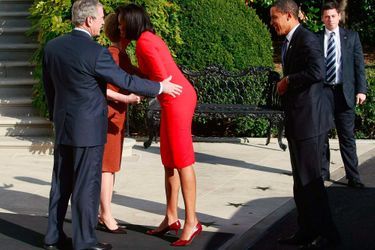 George W. et Laura Bush accueillent Michelle et Barack Obama à la Maison-Blanche, le 10 novembre 2008.