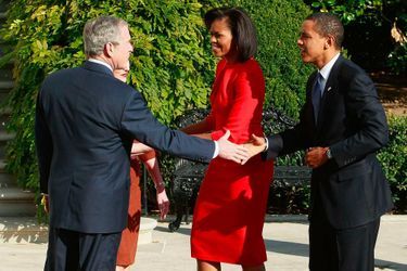 George W. et Laura Bush accueillent Michelle et Barack Obama à la Maison-Blanche, le 10 novembre 2008.