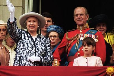 La princesse Eugenie d'York avec la reine Elizabeth II et le prince Philip, ses grands-parents, le 13 juin 1998