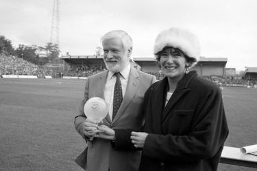 Ken Bates, président du club de Chelsea, avec Ghislaine Maxwell, dont le père était alors propriétaire d&#039;Oxford United, en octobre 1985.