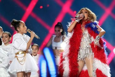 Jennifer Lopez et sa fille Emme sur la scène du Super Bowl à Miami le 2 février 2020